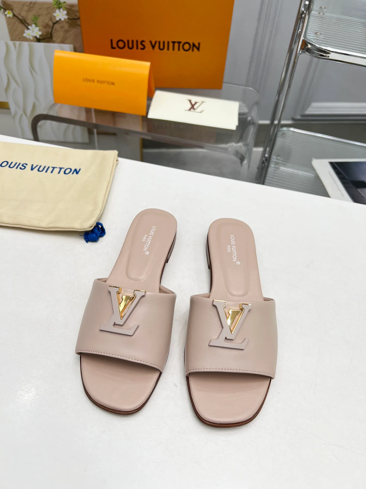 👟👟Ex-factory price 440👟👟Louis Vuitton/Louis Vuitton women's new sandals LV SUNSET COMFORT flat sandals are made of exquisite cowhide and sheepskin lining, the uppers show handicrafts, and are matched with genuine leather soles*@wearing experience. LV logo hardware buckle on upper, size 35-42